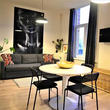 Apartment Sleep - Black And White Modern Flat With Cityview