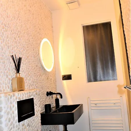 Sleep - Black And White Modern Flat With Cityview Antwerpen